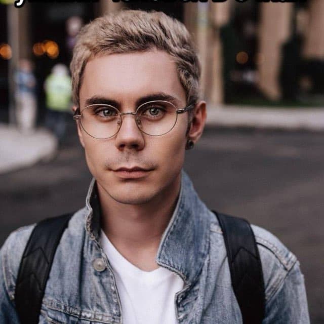 Smart man in the glasses download wallapers
